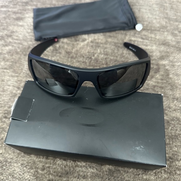 Oakley Sunglasses - NEW - Picture 9 of 10